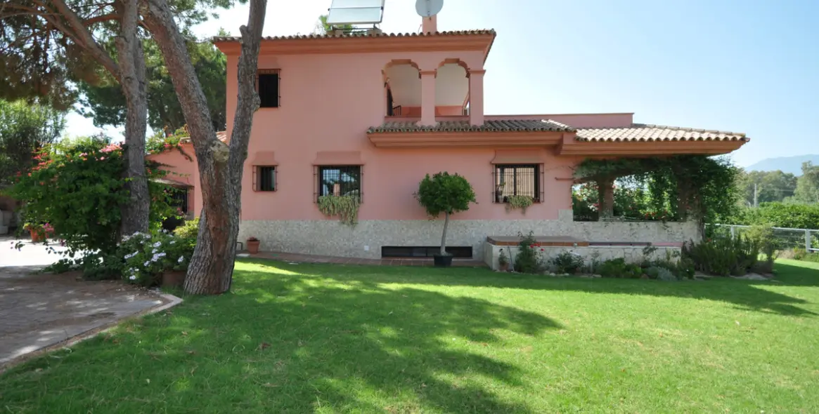 Продажа  отдельно стоящей виллы в Casares Playa 30