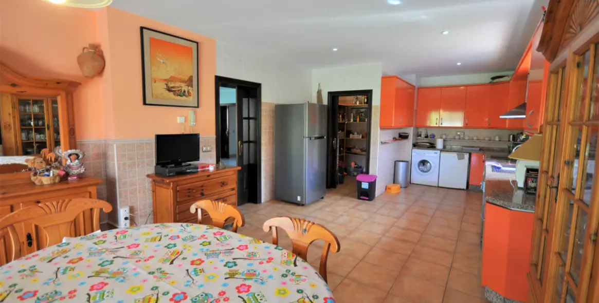 Продажа  отдельно стоящей виллы в Casares Playa 36