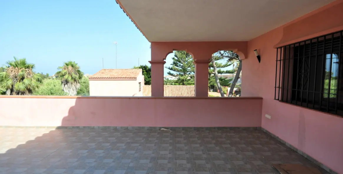 Продажа  отдельно стоящей виллы в Casares Playa 48