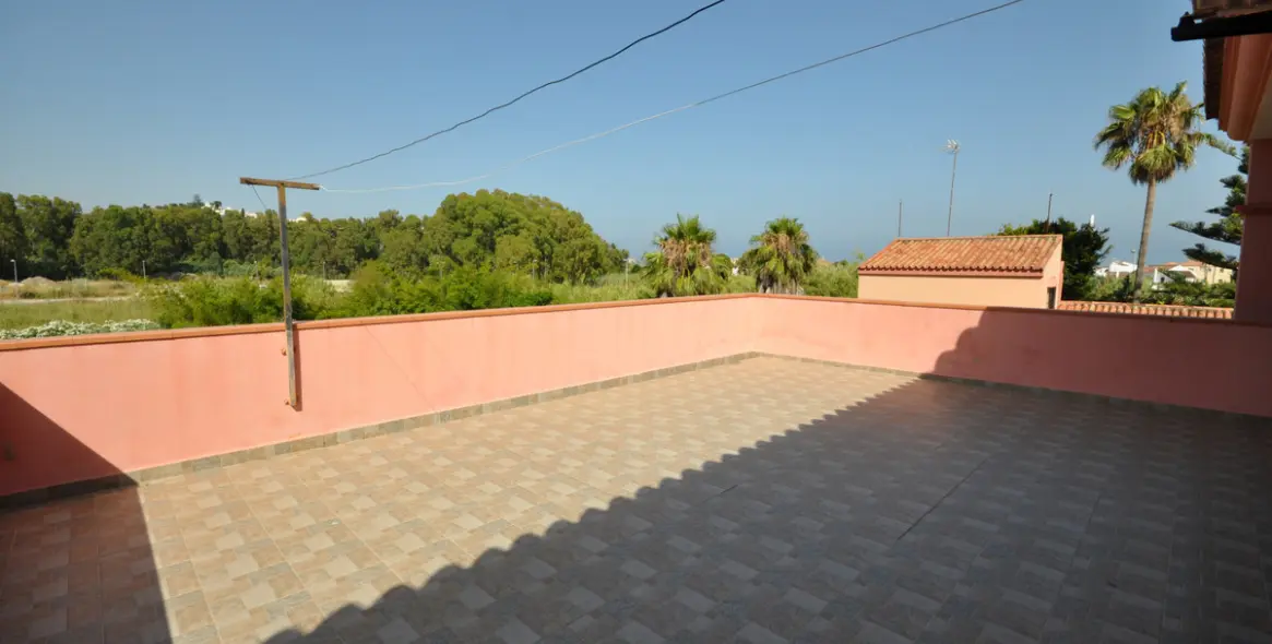 Продажа  отдельно стоящей виллы в Casares Playa 52