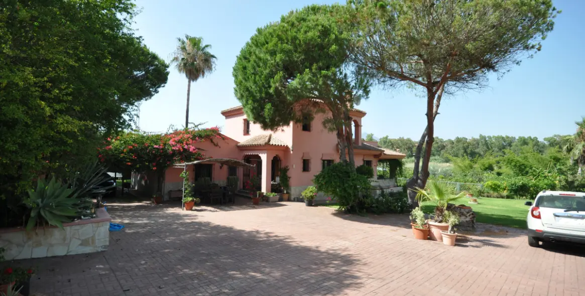 Продажа  отдельно стоящей виллы в Casares Playa 53