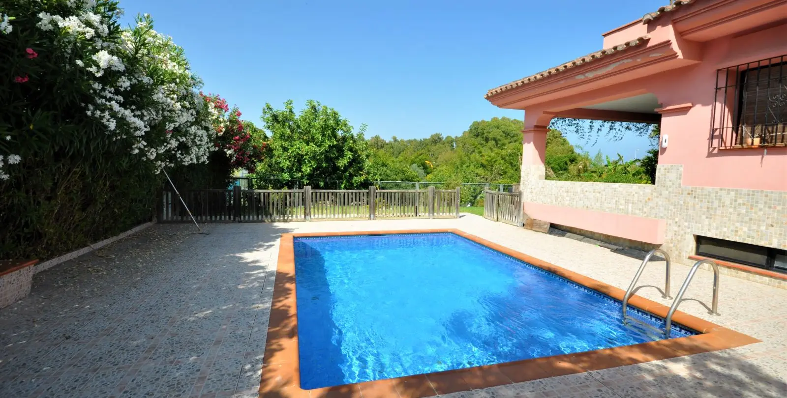 Продажа  отдельно стоящей виллы в Casares Playa 11