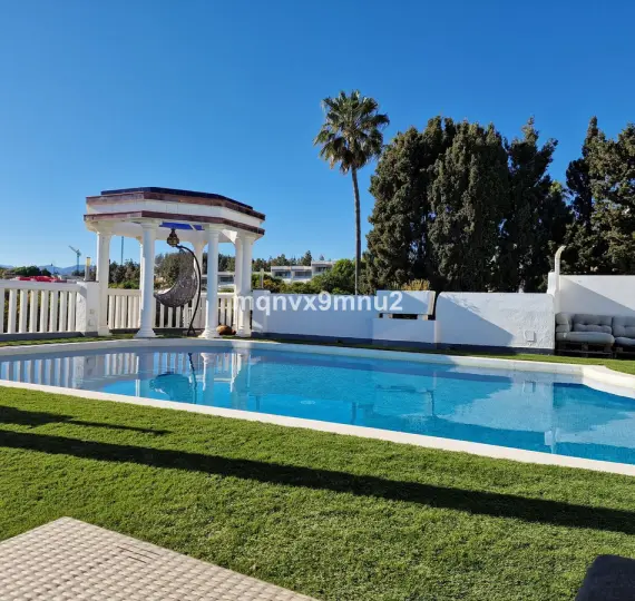 Venta de villa independiente en El Chaparral