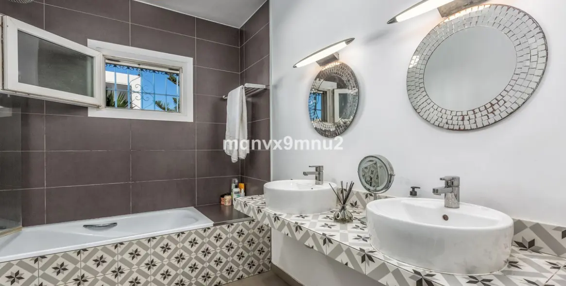 Продажа  отдельно стоящей виллы в El Chaparral 29