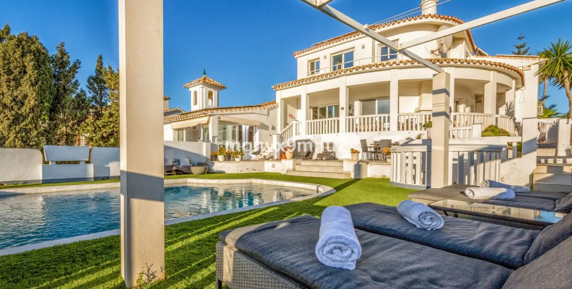 Продажа  отдельно стоящей виллы в El Chaparral 38