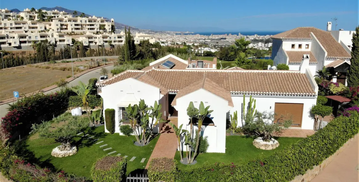 Venta de villa independiente en Cerros del Aguila 1