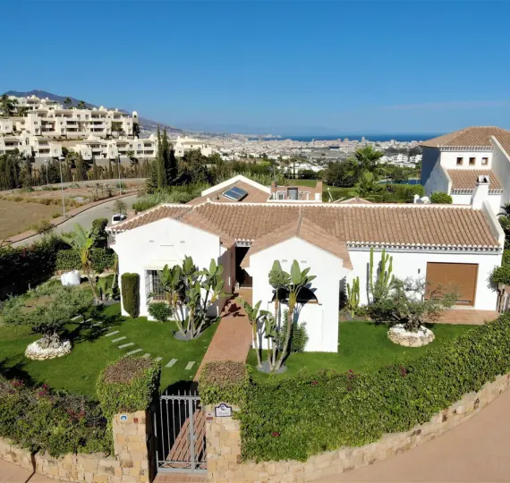 Sale of detached villa in Cerros del Aguila