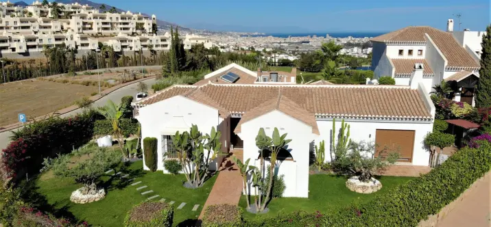 Sale of detached villa in Cerros del Aguila 0