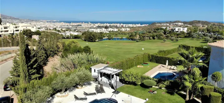 Sale of detached villa in Cerros del Aguila 3