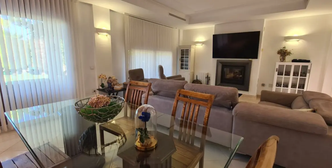 Sale of detached villa in Cerros del Aguila 5