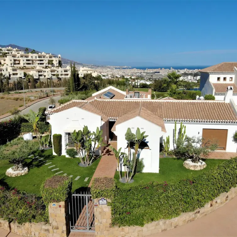 Sale of detached villa in Cerros del Aguila