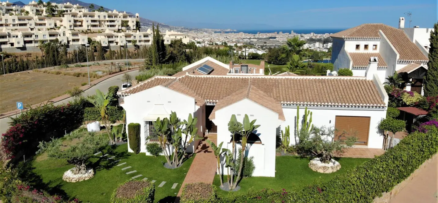 Sale of detached villa in Cerros del Aguila 0