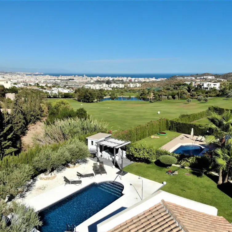Sale of detached villa in Cerros del Aguila