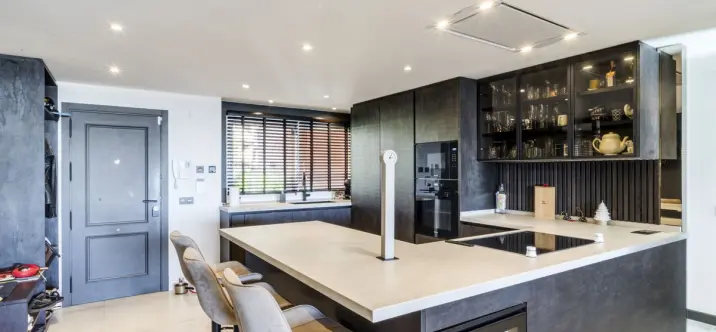 Venta de apartamento en planta media en Nueva Andalucía 2