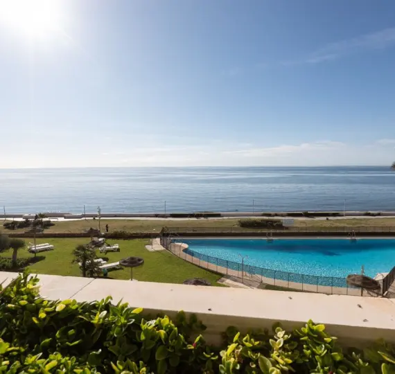 Venta de apartamento en planta media en Estepona