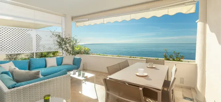 Venta de apartamento en planta media en Estepona 1