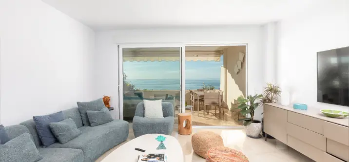 Venta de apartamento en planta media en Estepona 2