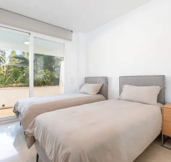 Venta de apartamento en planta media en Estepona