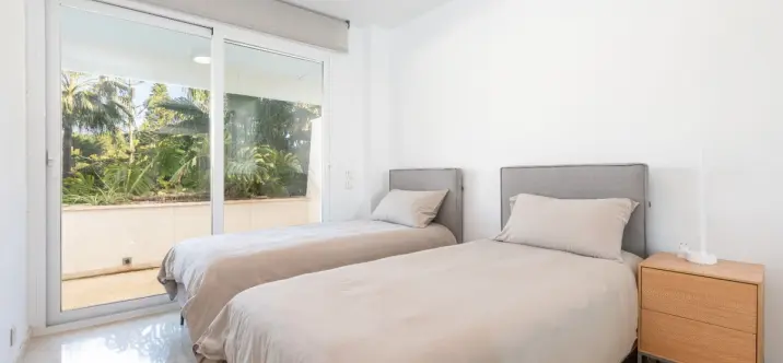 Venta de apartamento en planta media en Estepona 3