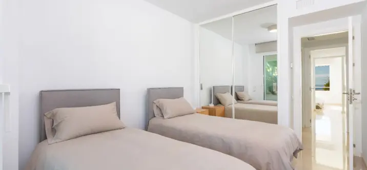 Venta de apartamento en planta media en Estepona 4