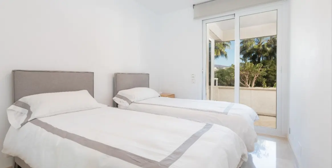 Продажа апартаментов на среднем этаже в Estepona 6