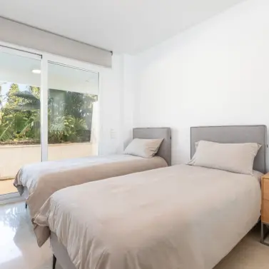 Sale of middle floor apartment in Estepona