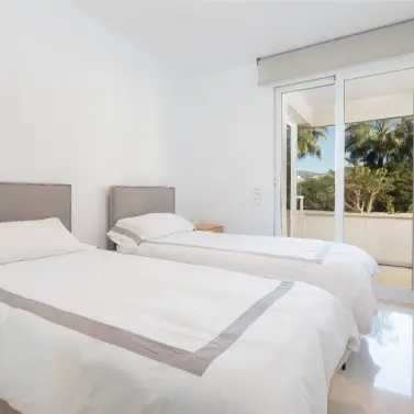 Sale of middle floor apartment in Estepona