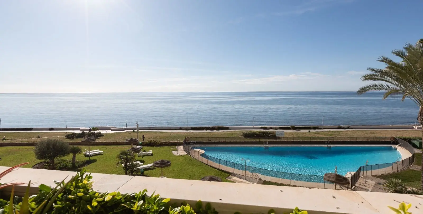 Sale of middle floor apartment in Estepona 1