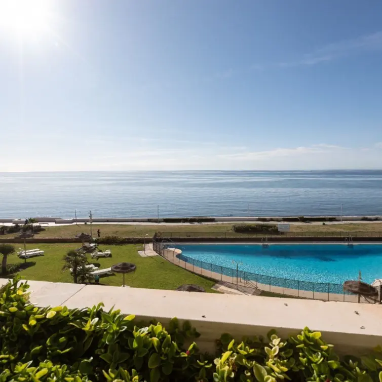 Sale of middle floor apartment in Estepona