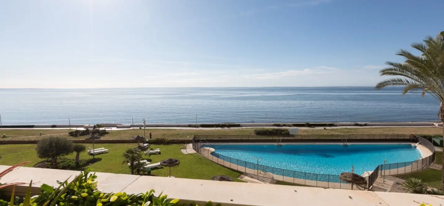 Sale of middle floor apartment in Estepona 0