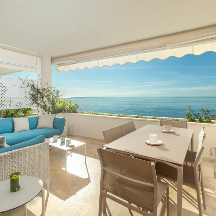 Sale of middle floor apartment in Estepona