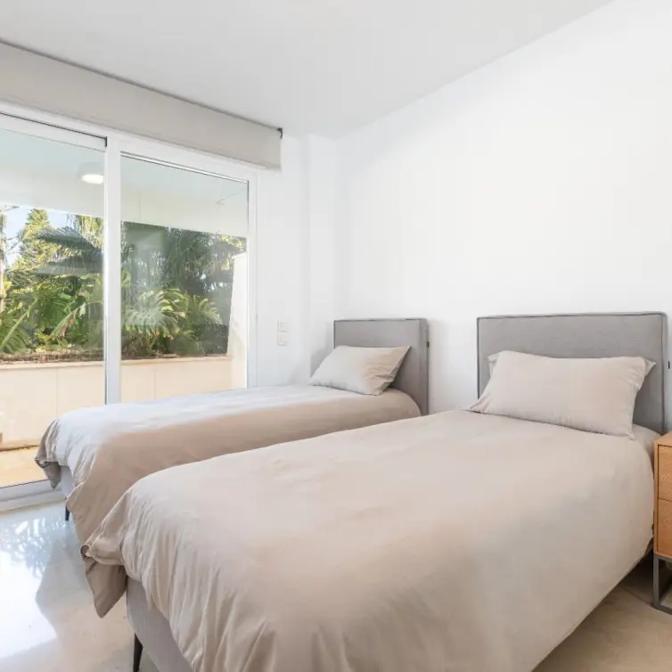 Sale of middle floor apartment in Estepona