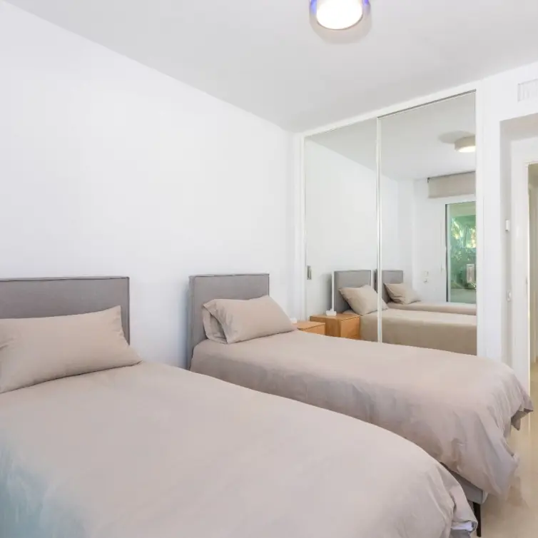 Sale of middle floor apartment in Estepona