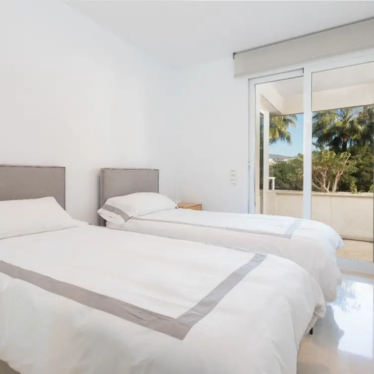 Sale of middle floor apartment in Estepona