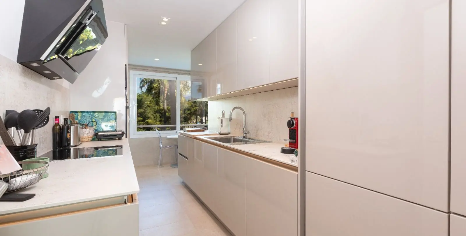 Sale of middle floor apartment in Estepona 11
