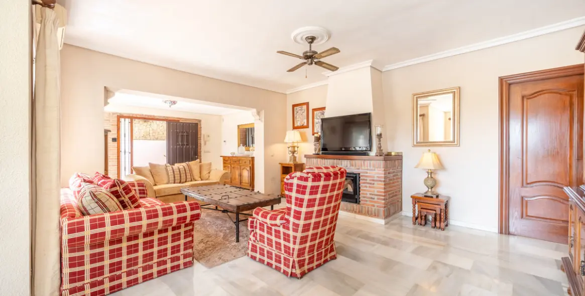 Продажа  отдельно стоящей виллы в El Rosario 7