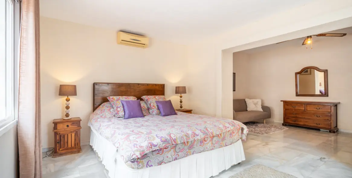 Sale of detached villa in El Rosario 28