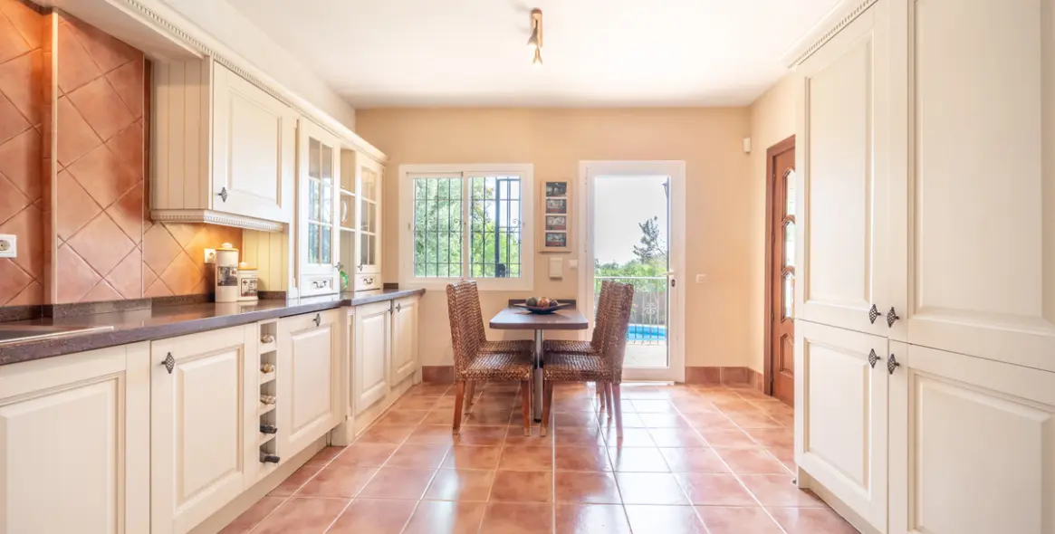 Sale of detached villa in El Rosario 33