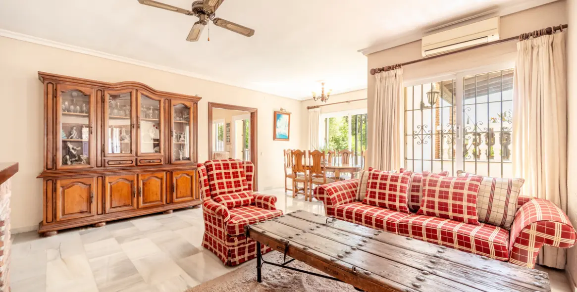 Sale of detached villa in El Rosario 36