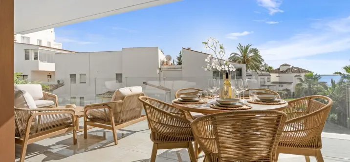 Venta de apartamento en planta media en Estepona 2