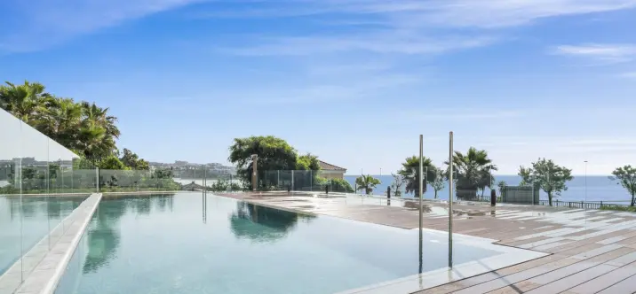 Venta de apartamento en planta media en Estepona 3