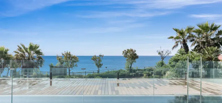 Venta de apartamento en planta media en Estepona 4