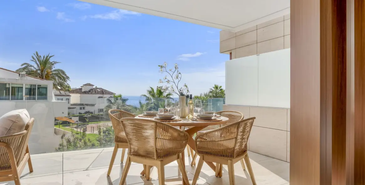 Sale of middle floor apartment in Estepona 1