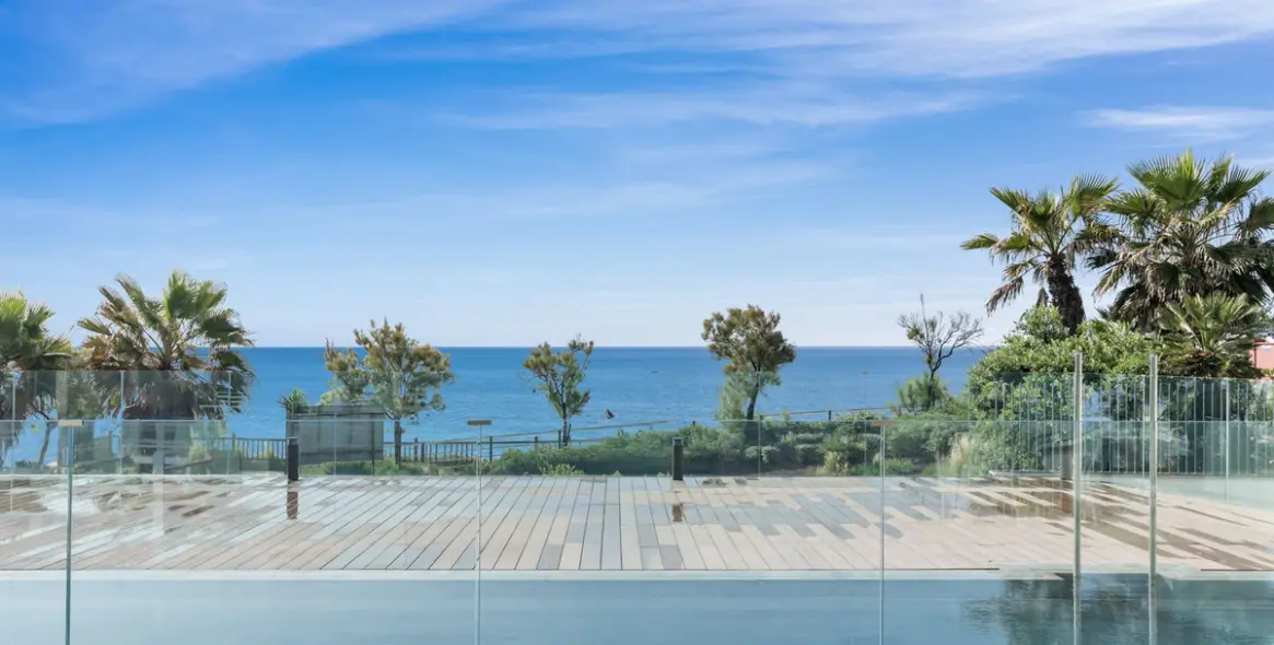 Sale of middle floor apartment in Estepona 2