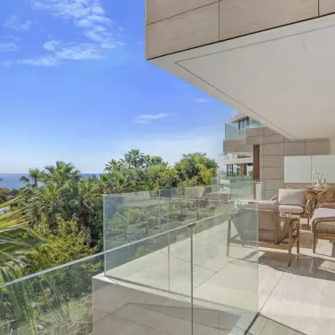 Sale of middle floor apartment in Estepona