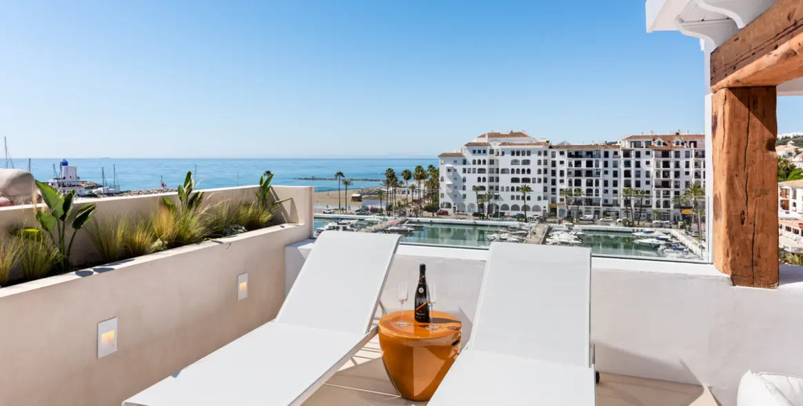 Sale of penthouse duplex in La Duquesa 1