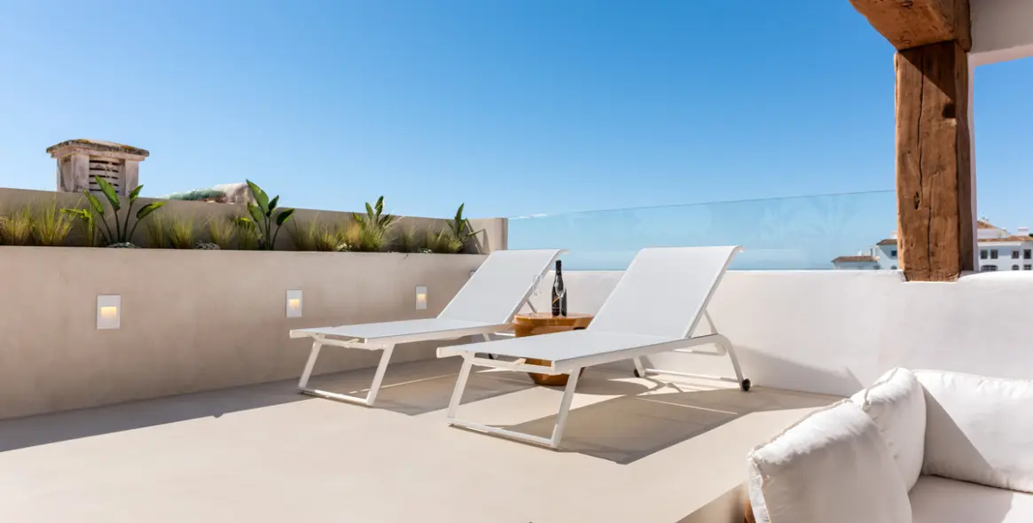 Sale of penthouse duplex in La Duquesa 16