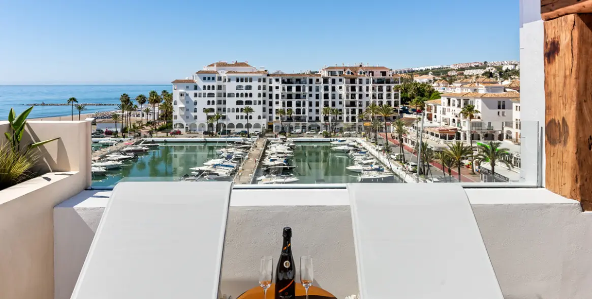 Sale of penthouse duplex in La Duquesa 17