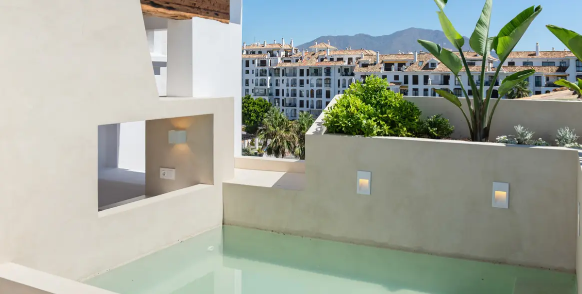 Sale of penthouse duplex in La Duquesa 23