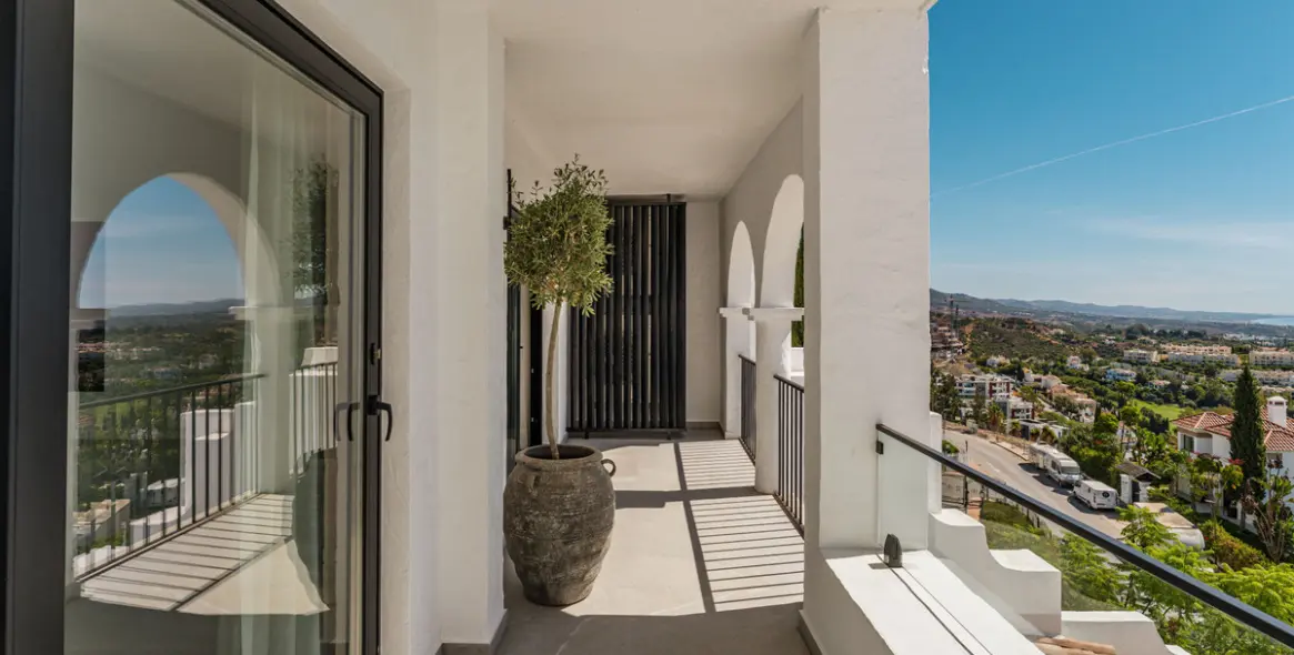 Продажа двухуровневых апартаментов в Benahavís 32